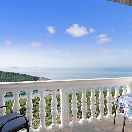 1 Bedroom Stunning Apartment In Примоштен Екстер'єр фото