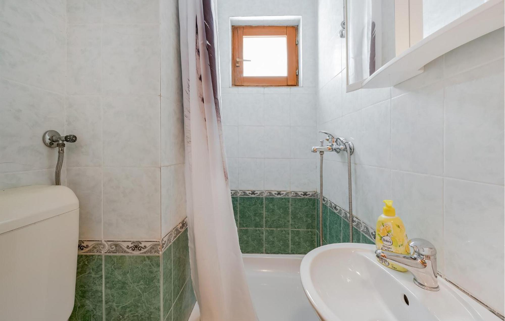 1 Bedroom Stunning Apartment In Примоштен Екстер'єр фото