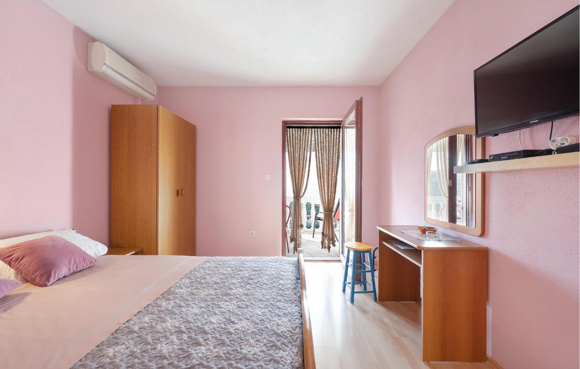 1 Bedroom Stunning Apartment In Примоштен Екстер'єр фото