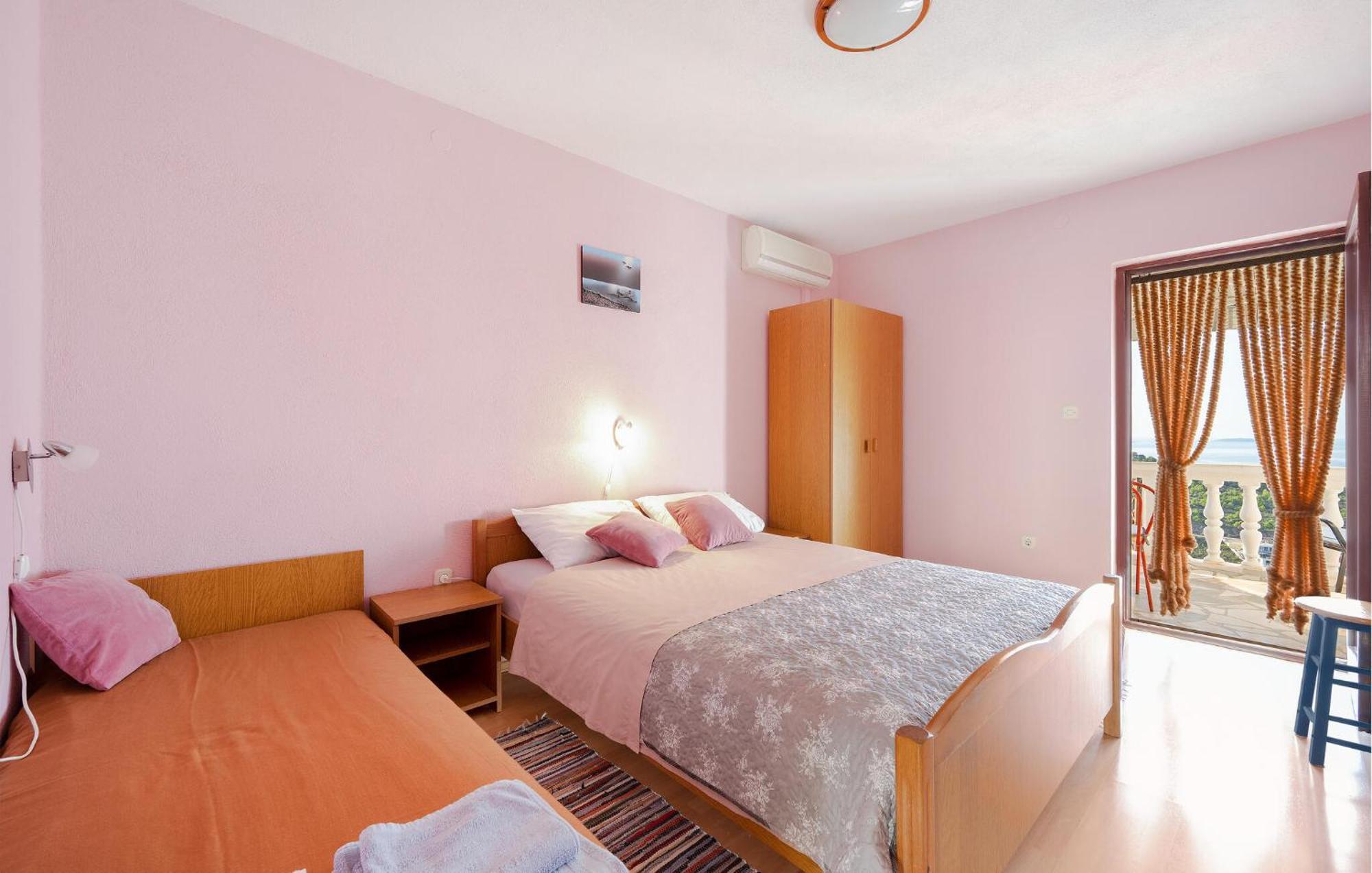 1 Bedroom Stunning Apartment In Примоштен Екстер'єр фото