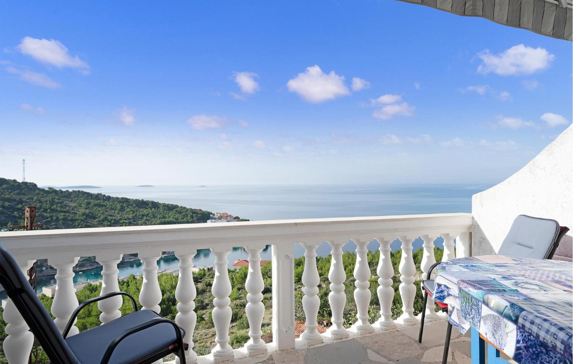 1 Bedroom Stunning Apartment In Примоштен Екстер'єр фото